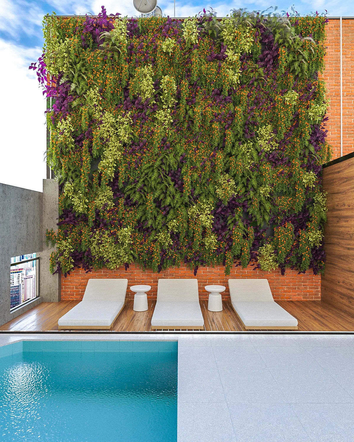 Parede de jardim vertical em tons de roxo, amarelo e verde sobre alvenaria aparente, emoldurando piscina de rooftop com três espreguiçadeiras brancas