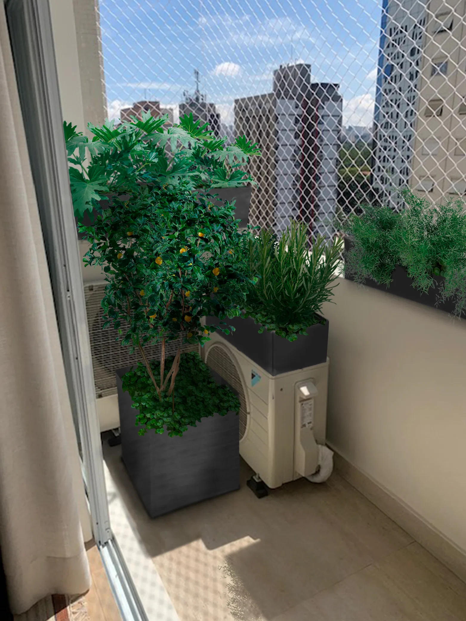 Varanda com vaso de árvore cítrica frutífera, capim ornamental sobre o aparelho de ar-condicionado e tela de proteção com vista para prédios da cidade