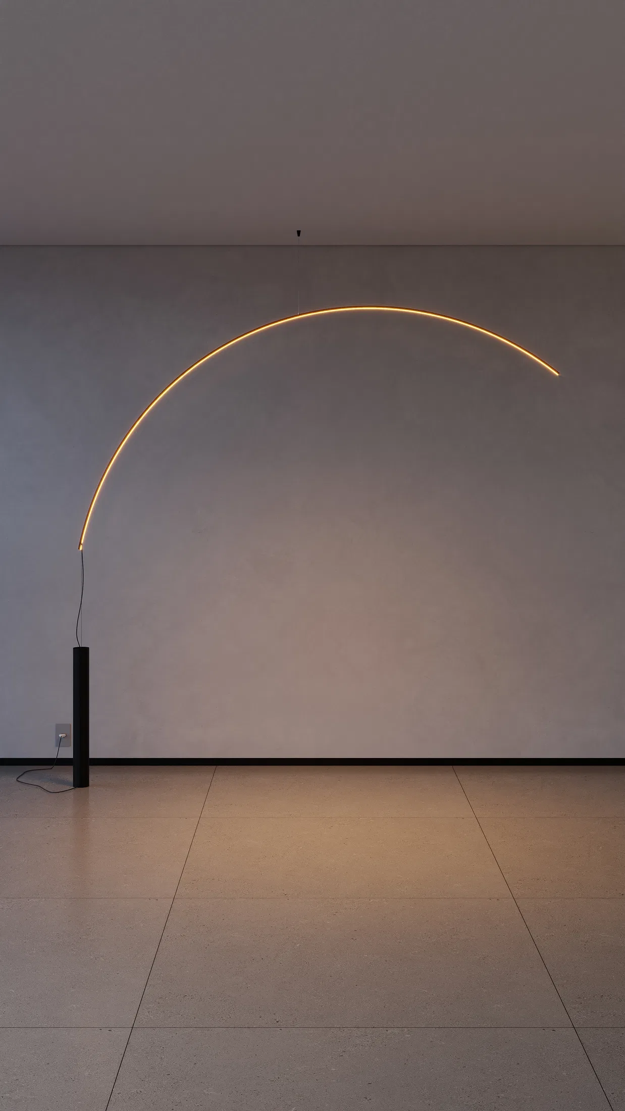 Luminária de piso com haste em arco e fio de luz curvo projetando um semicírculo aceso contra parede clara e piso de porcelanato grande.