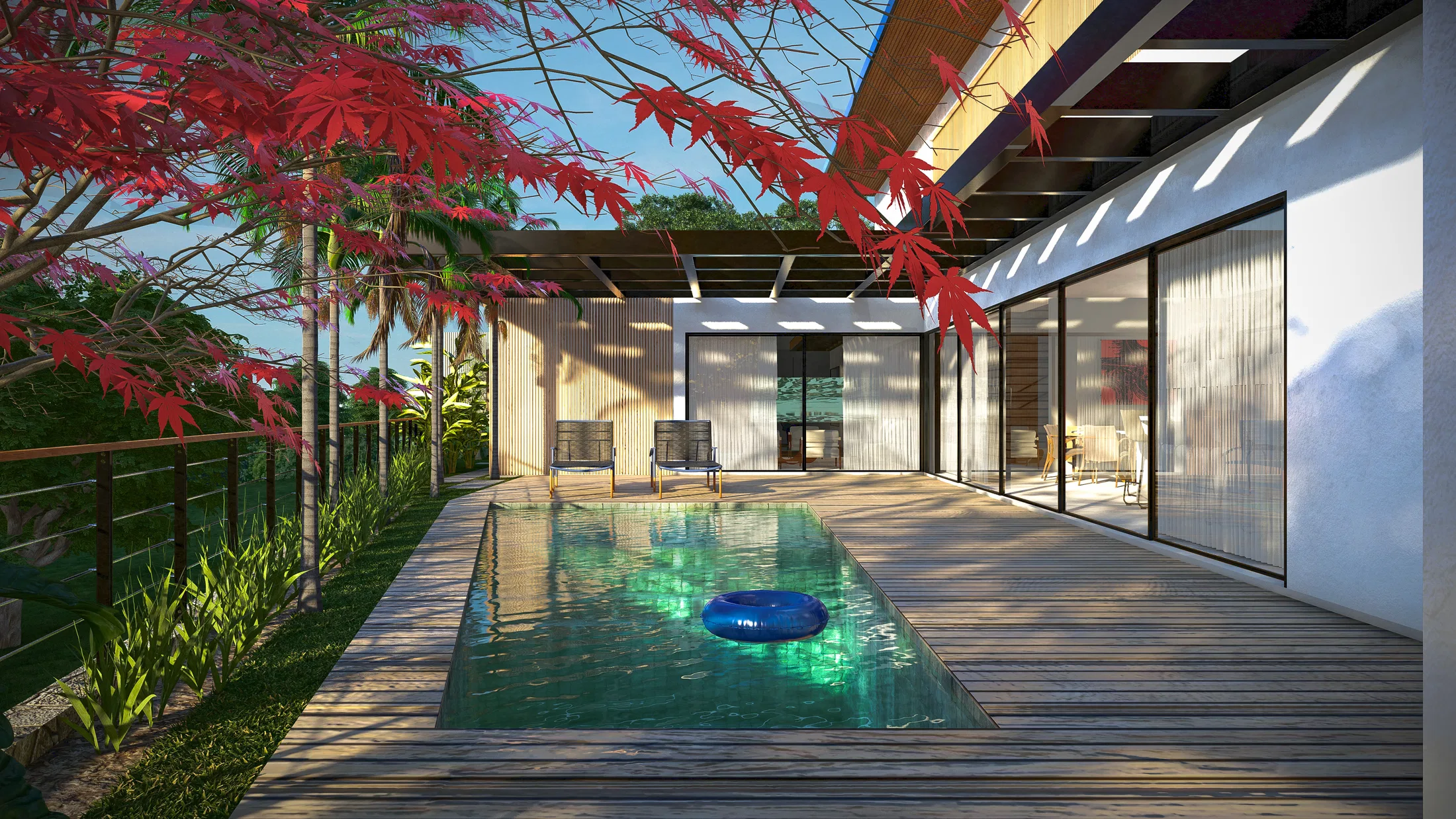 Deck de piscina em madeira sob pergolado ripado, com espreguiçadeiras diante da fachada branca envidraçada e a folhagem vermelha de um bordo em primeiro plano
