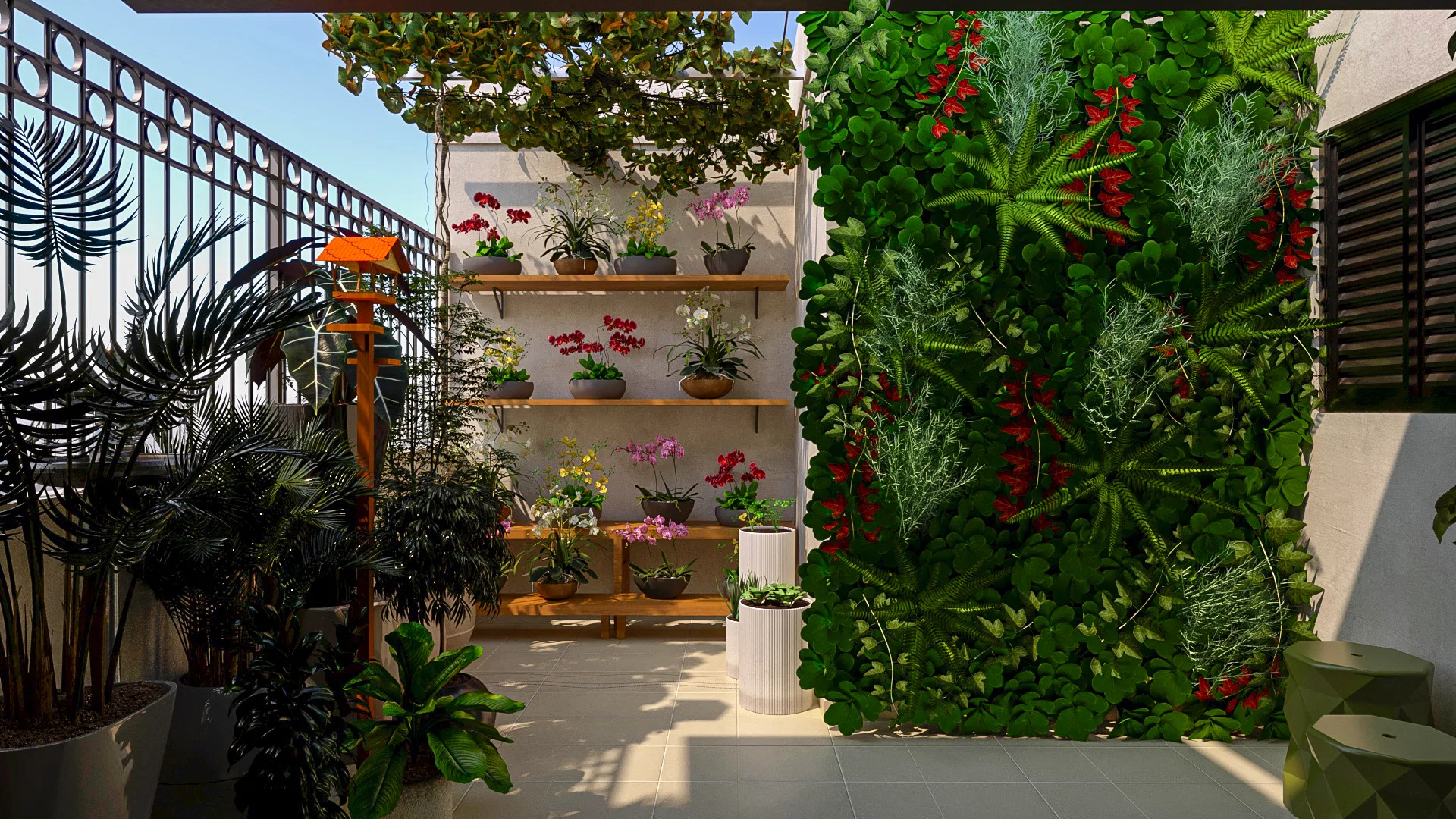 Pátio estreito com parede de jardim vertical de folhagens e flores vermelhas ao lado de prateleiras de madeira com orquídeas em vasos.
