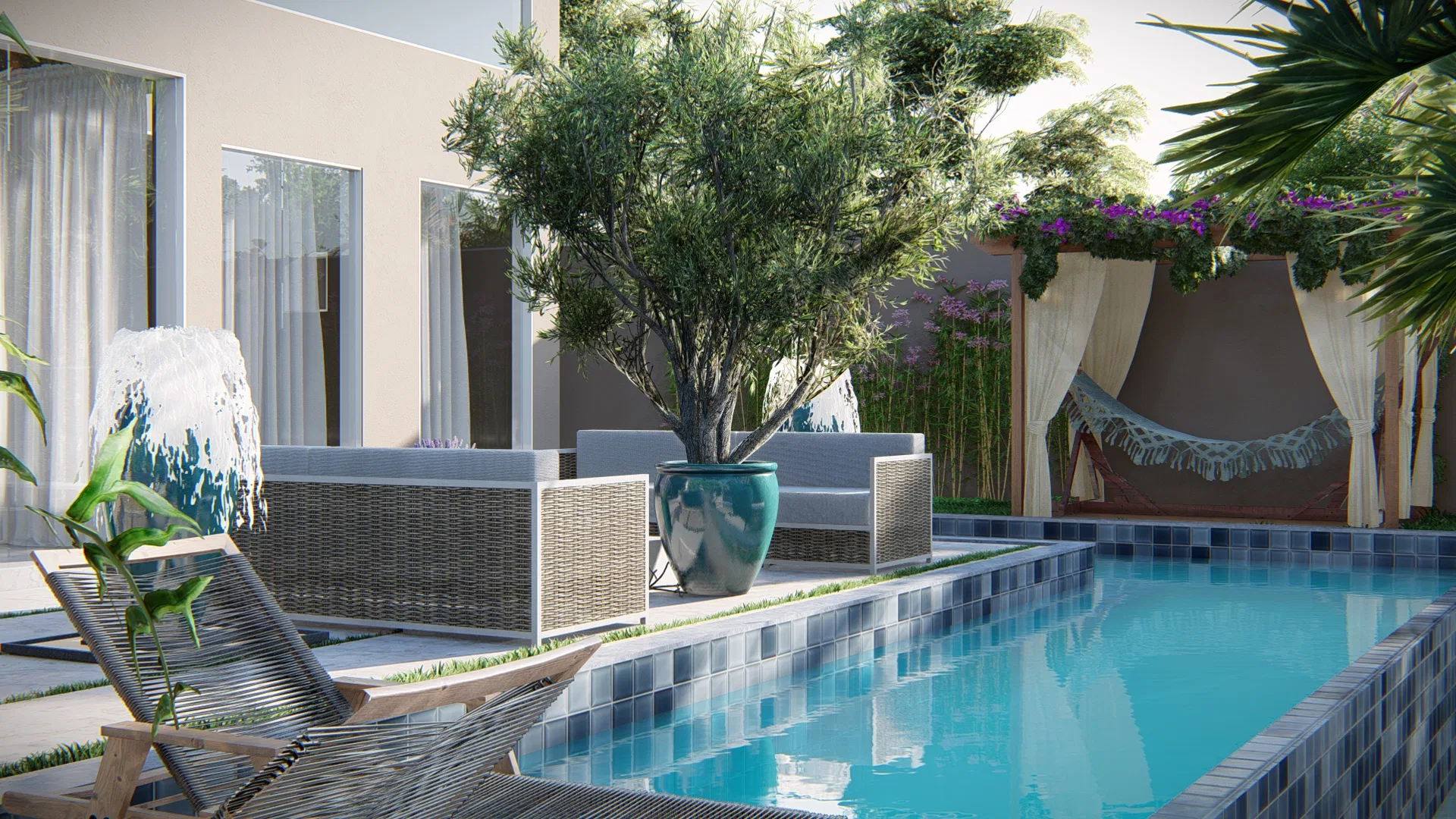 Piscina revestida em pastilha ao lado de sofá de fibra, oliveira em vaso azul vidrado e nicho de rede com cortinas sob a vegetação