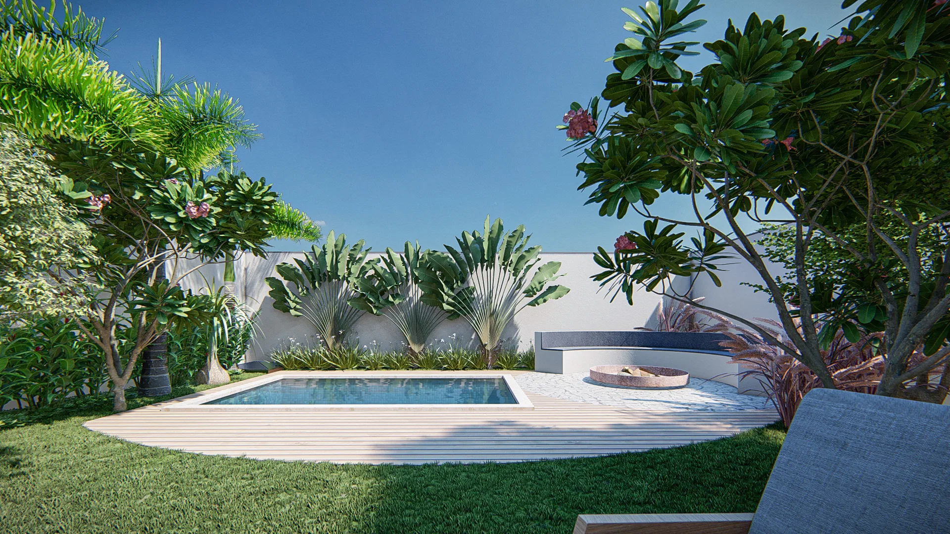 Piscina retangular emoldurada por muro branco, palmeiras e uma jasmim-manga florida, com deck de madeira e banco curvo ao redor de uma fogueira