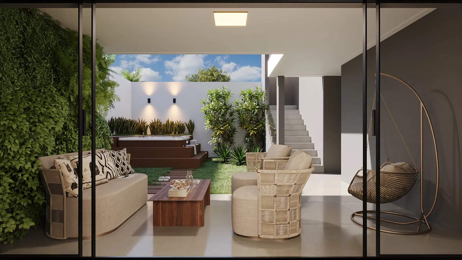 Sala de estar aberta para o pátio, com sofá e poltronas claras, mesa de centro de madeira e poltrona suspensa de vime ao lado de um jardim vertical