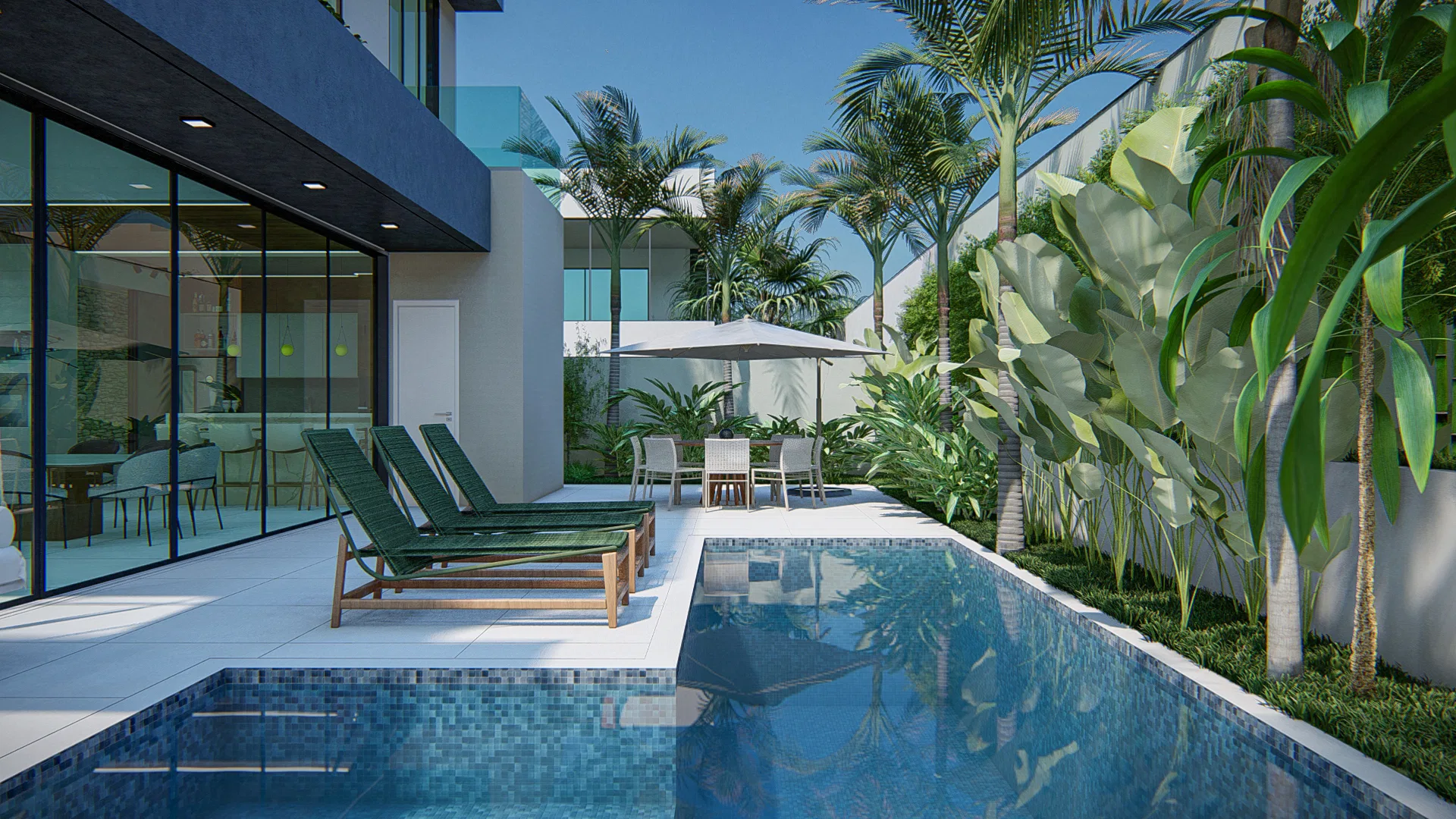 Área de piscina com revestimento azul, espreguiçadeiras de madeira com almofadas verdes e conjunto de refeições sob guarda-sol junto à casa envidraçada