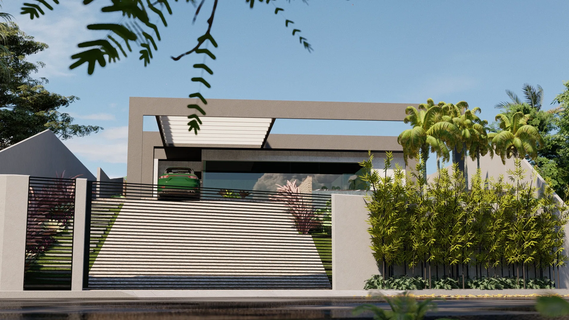 Fachada de casa térrea com muro ripado horizontal, pórtico de acesso e faixa de bambus e palmeiras junto ao portão
