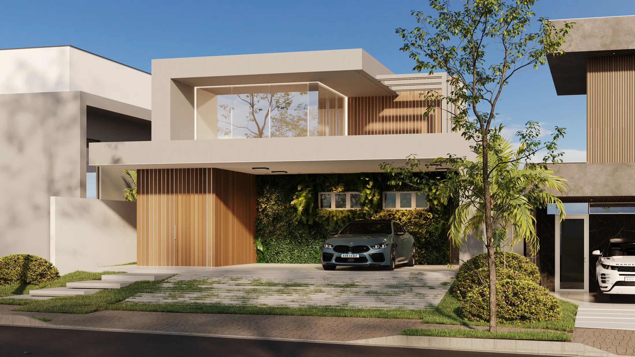 Fachada de residência contemporânea vista de frente, com varanda envidraçada no pavimento superior, jardim vertical sobre a garagem e carro estacionado na entrada