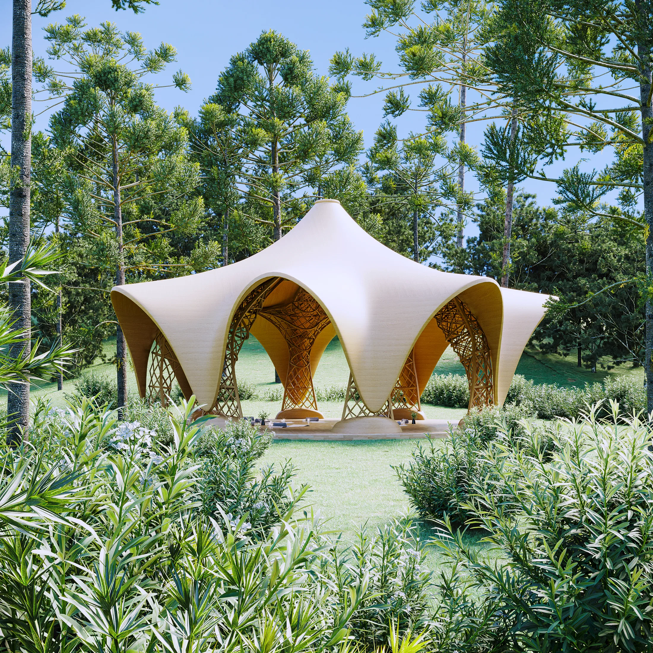 Pavilhão em formato de estrela com cobertura de madeira clara curvada, visto entre arbustos floridos numa clareira gramada rodeada de pinheiros.