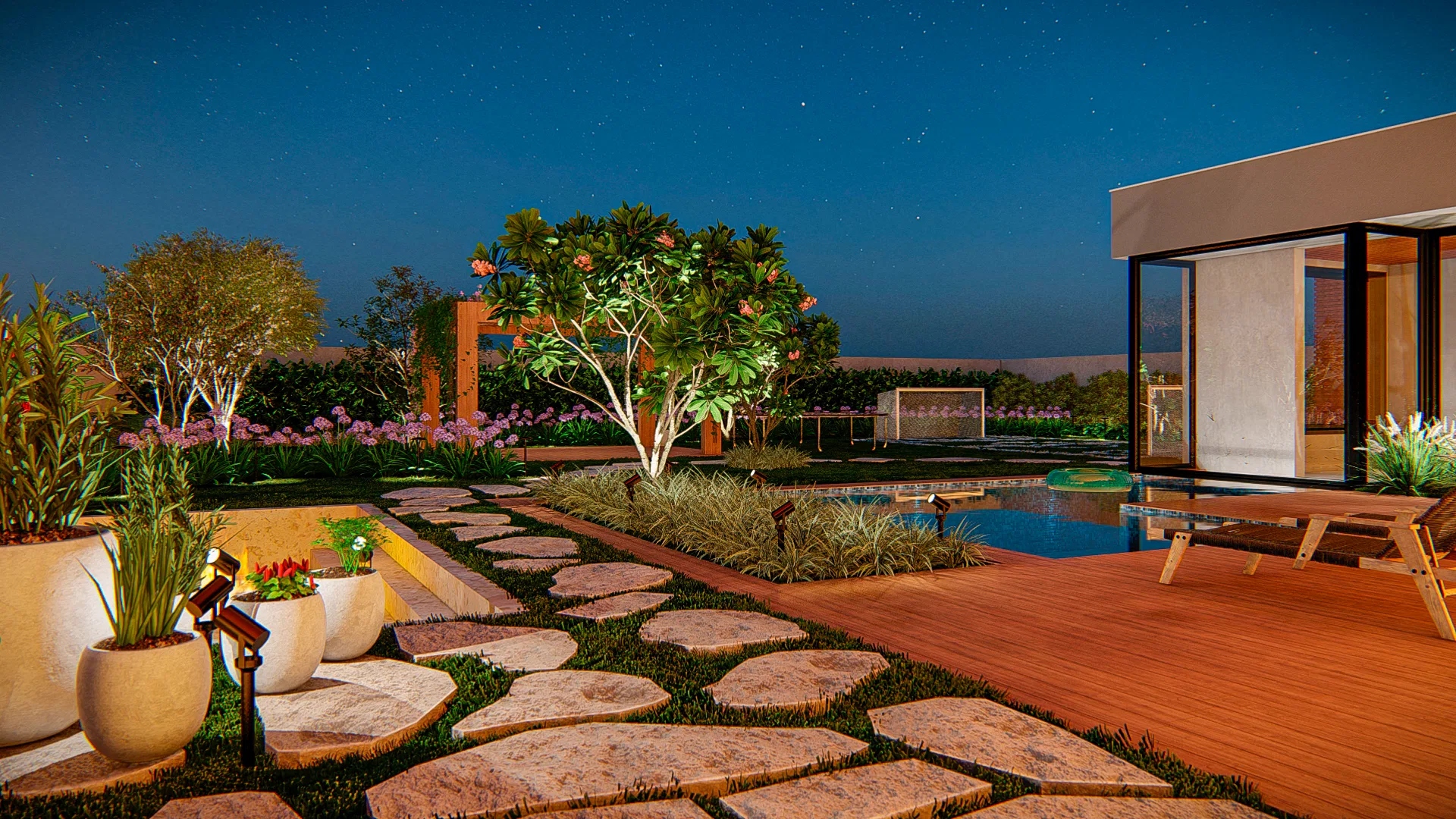 Jardim dos fundos à noite, com deck de madeira, pergolado sobre árvore florida, agapantos roxos e pedras de passeio entre vasos iluminados