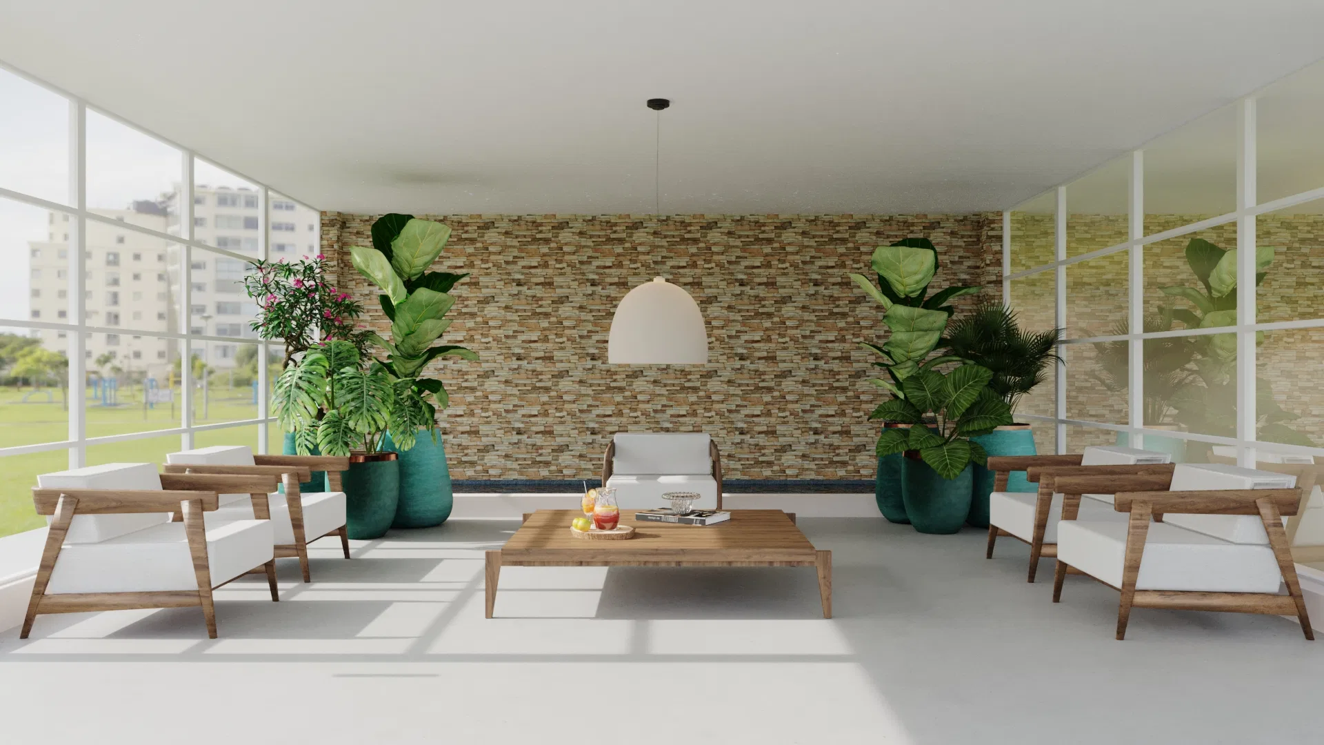 Lounge coberto do condomínio com poltronas de madeira, mesa baixa e grandes vasos turquesa de plantas tropicais diante da fachada de vidro.