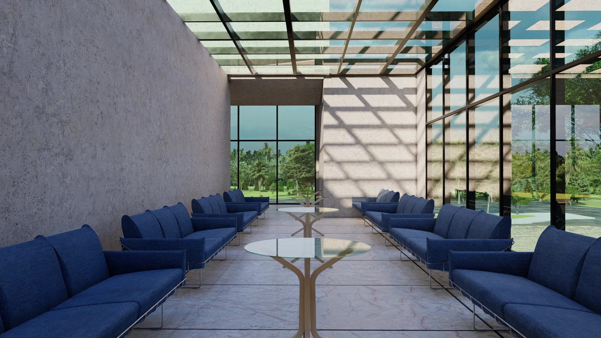 Hall coberto por pergolado que projeta sombras diagonais sobre o mármore, com duas fileiras de sofás azuis e mesas de vidro