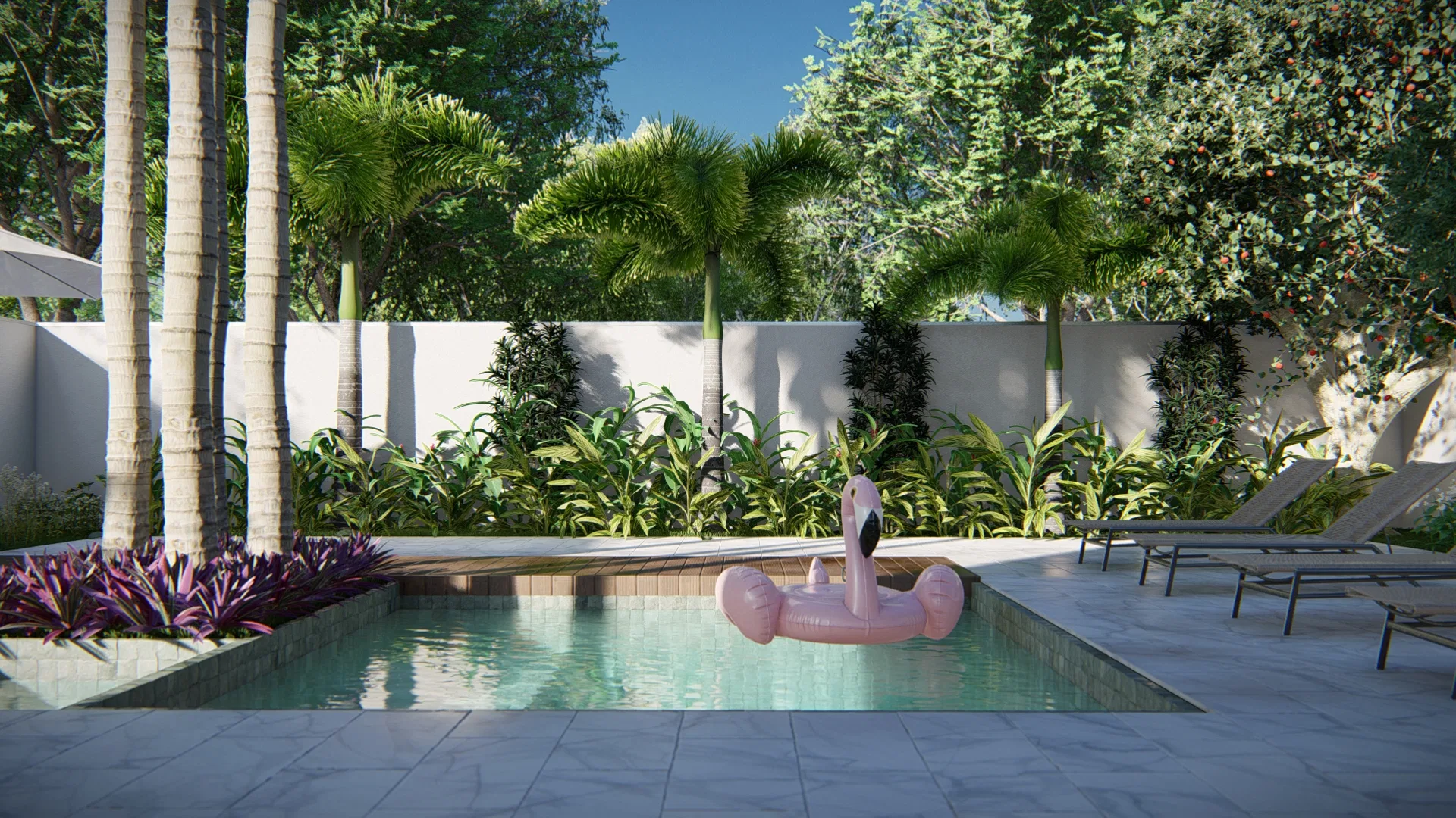 Canto da piscina com um agrupamento de troncos altos de palmeira, arbustos de folhas roxas e espreguiçadeiras ao lado de uma boia rosa em formato de flamingo