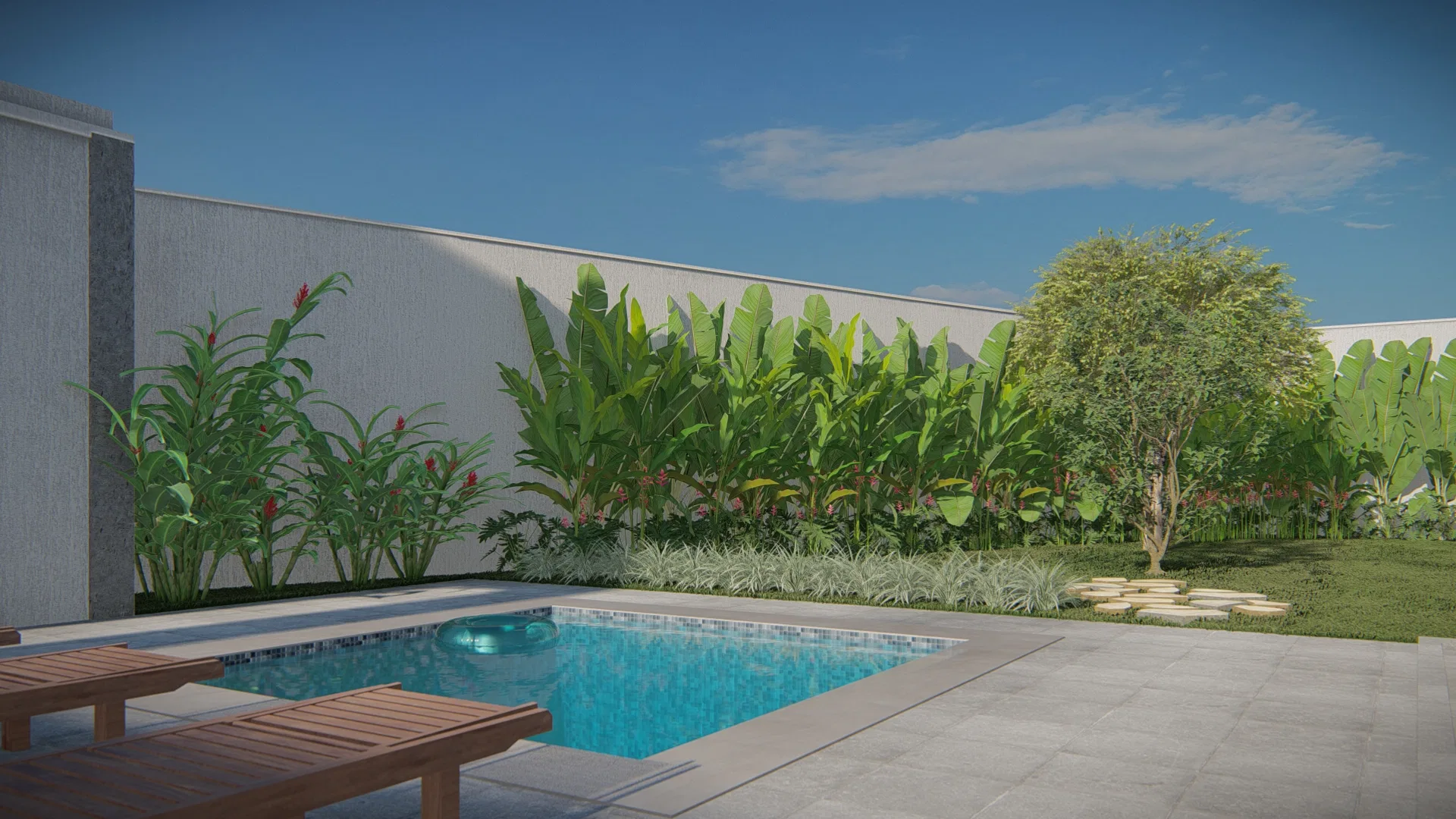 Piscina retangular com espreguiçadeiras de madeira e cortina de bananeiras e helicônias vermelhas contra o muro branco, com pedras de passeio no gramado
