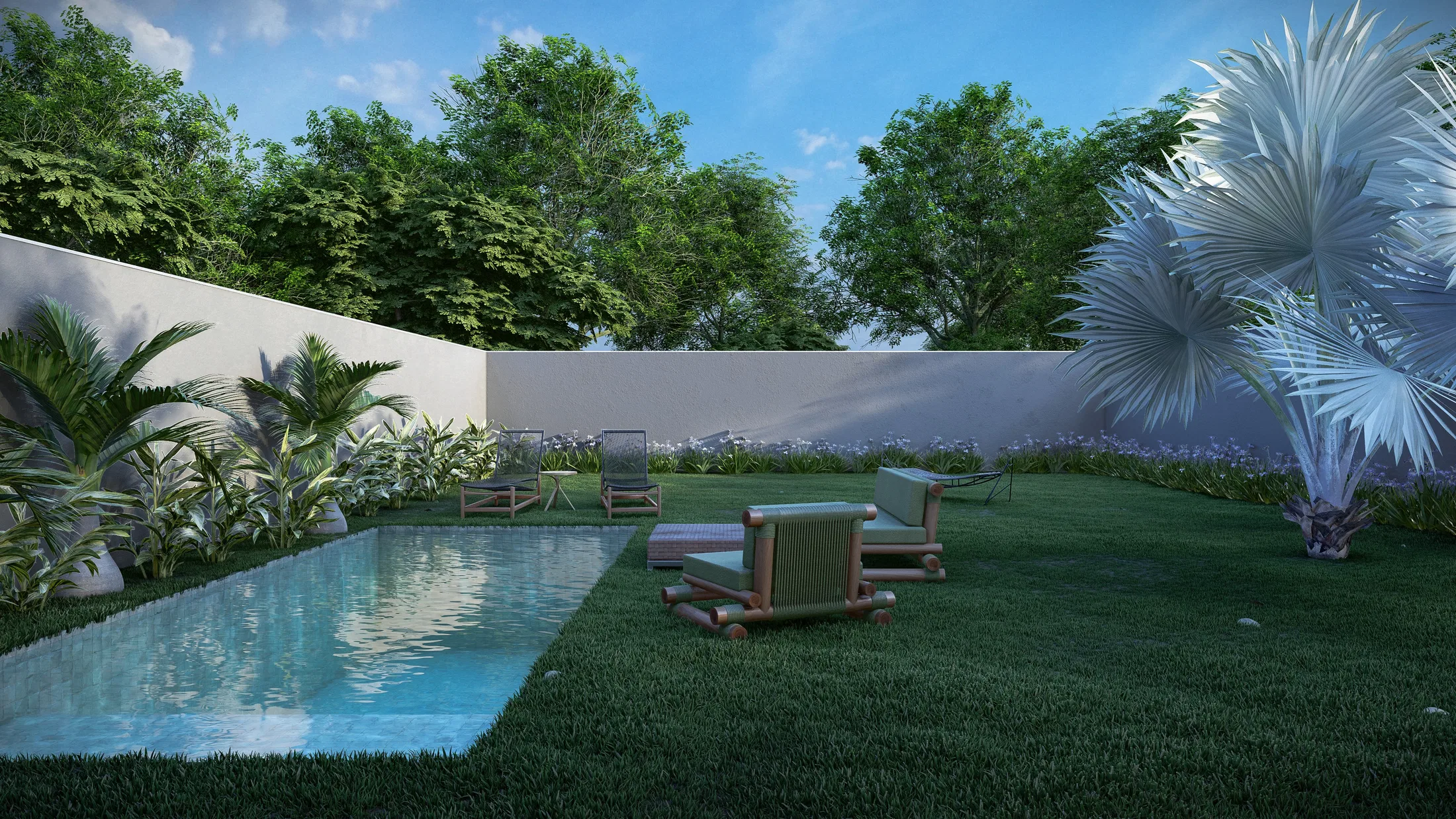 Quintal ao entardecer com piscina estreita no gramado, daybeds de madeira, palmeira-leque prateada e maciço de árvores ao fundo