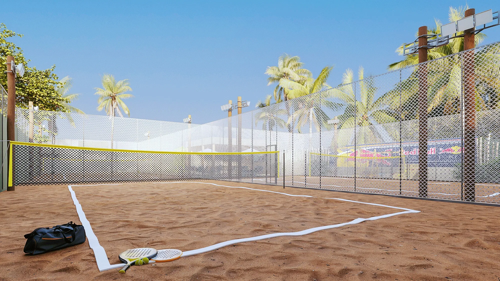 Rente à areia, a quadra de beach tennis exibe rede de fita amarela, cercamento telado, coqueiros ao fundo e uma bolsa com raquetes em primeiro plano
