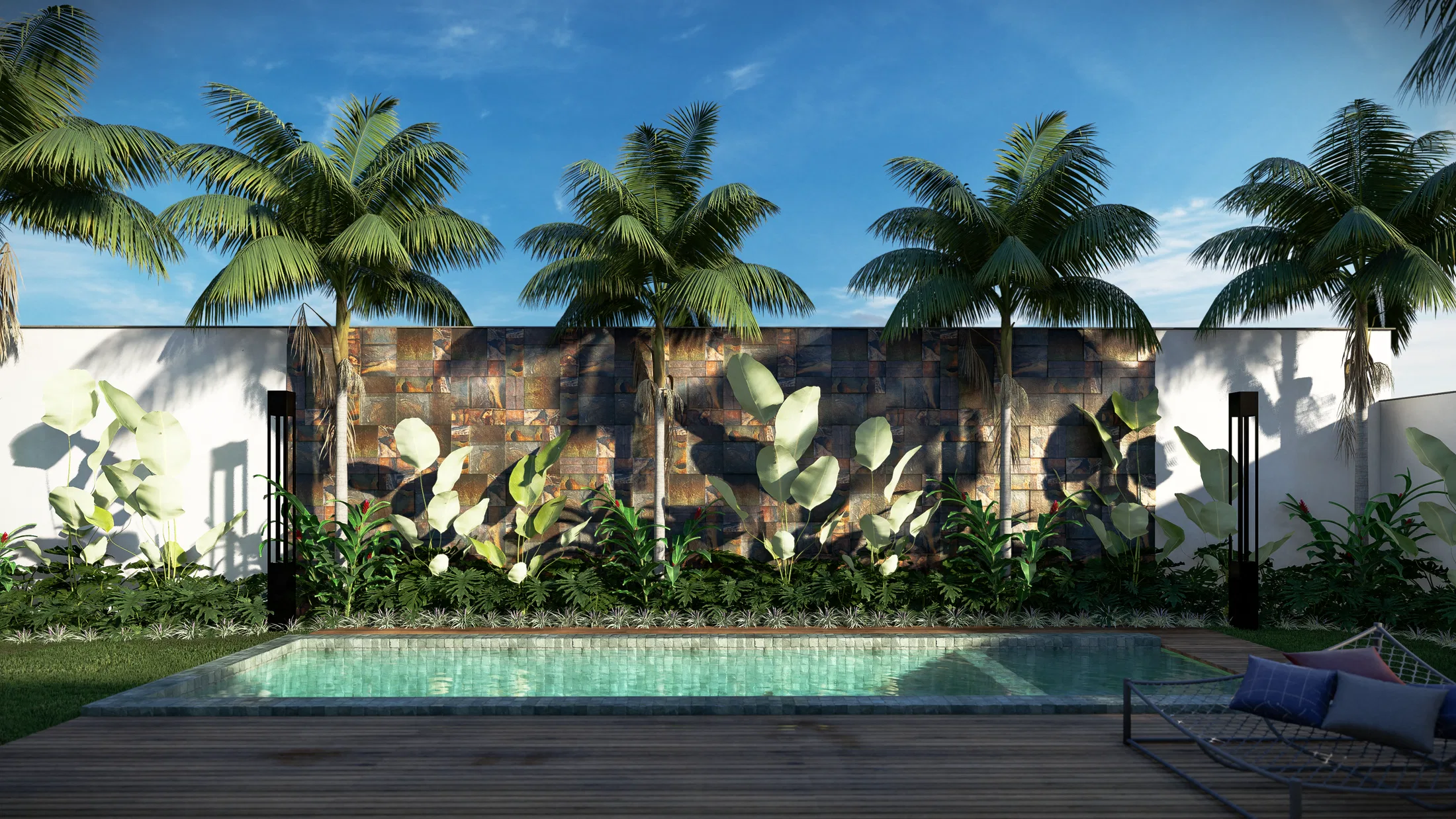 Piscina de raia com deck de madeira diante de um muro revestido de placas metálicas oxidadas, palmeiras altas e folhagem tropical sob céu azul.