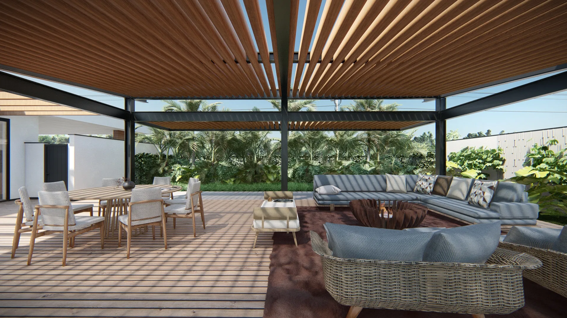 Deck coberto por pergolado de madeira com mesa de jantar externa, sofás de estar e vista para jardim tropical ao fundo